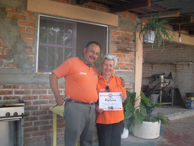 En el camino de la vida, encontramos obtáculos que a veces nos hacen tropesar, sin embargo siempre habra una persona que nunca perderá la esperanza en tí, que te levantara y empujará para que continues tu jornada, ese angel se llama Madre ¡Gracias Vi