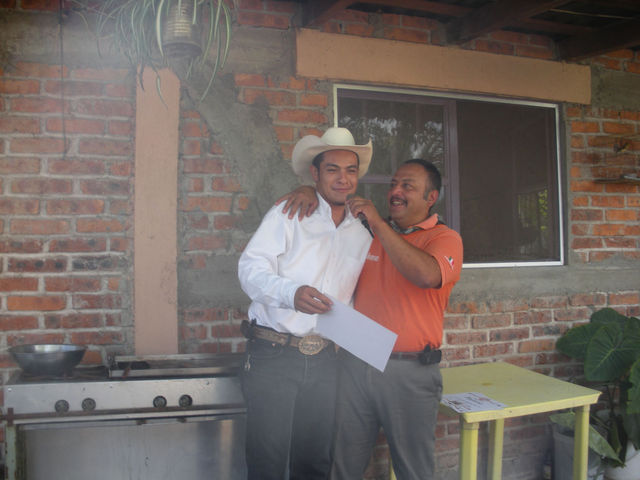 Mi buen Alex, con Mimí hizo una buena dupla, no se te olvide trabajarla con correa, un paso a la vez mi querido saltamontes...