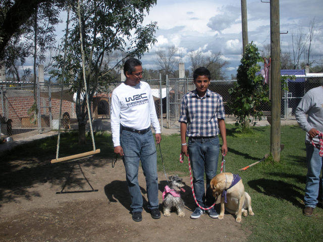¡Que bonita familia los Guerrero! Padre e hijo disfrutan de las actividades al aire libre.